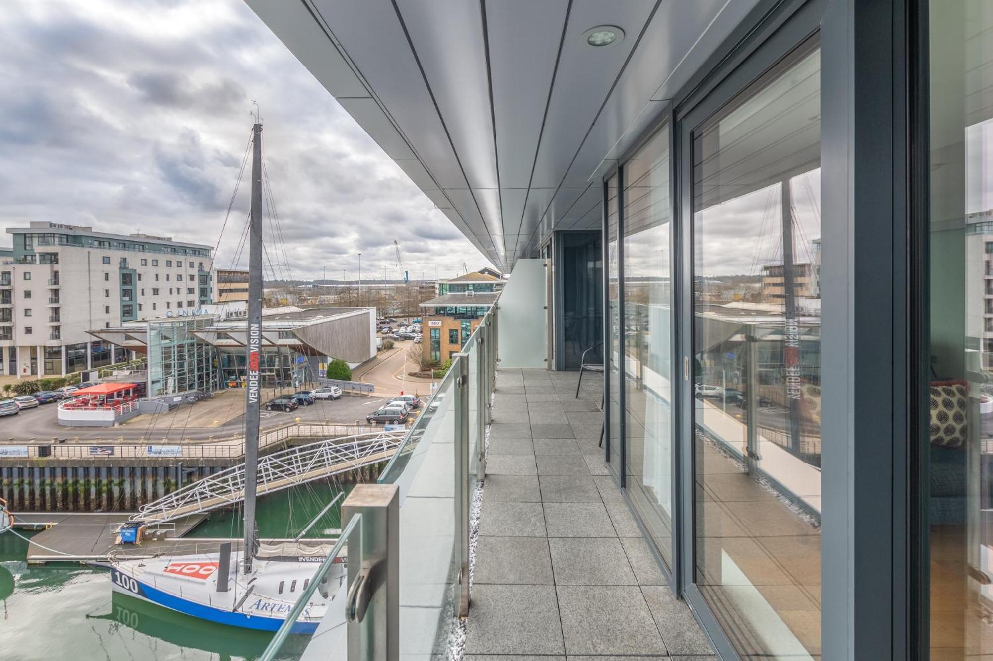 Harbour Hotel & Spa Southampton Rom bilde The view from the balcony of a penthouse apartment