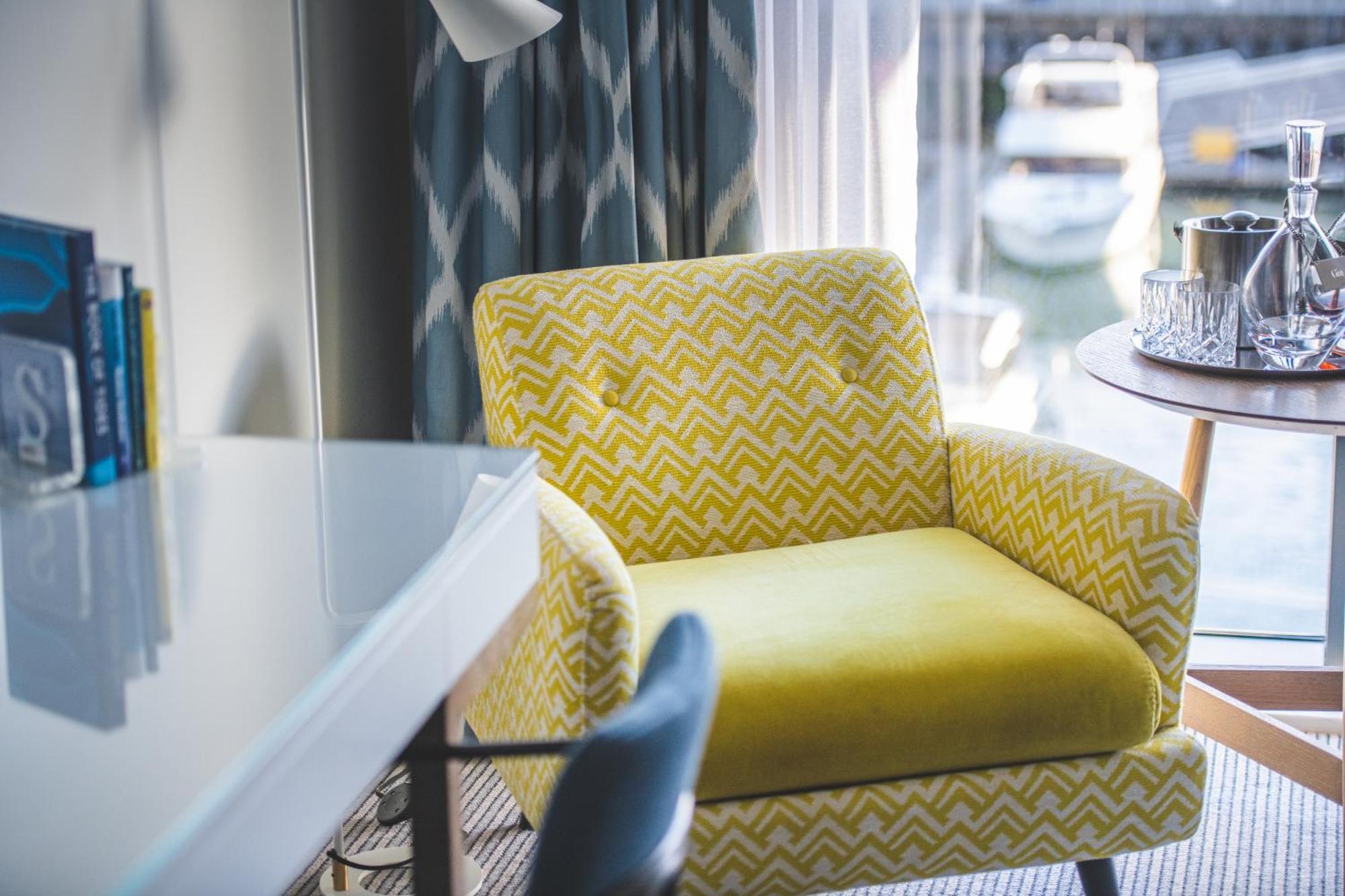 Harbour Hotel & Spa Southampton Eksteriør bilde A chair in a hotel room